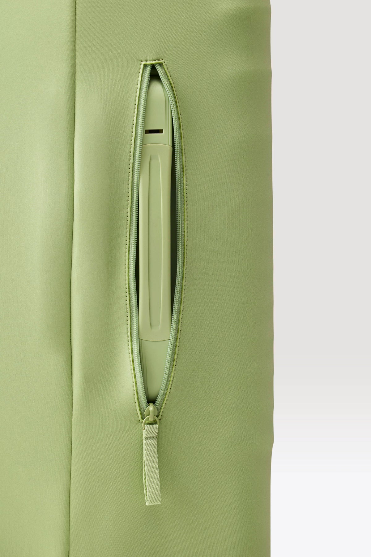 The Medium Check-In Luggage Cover in Mint