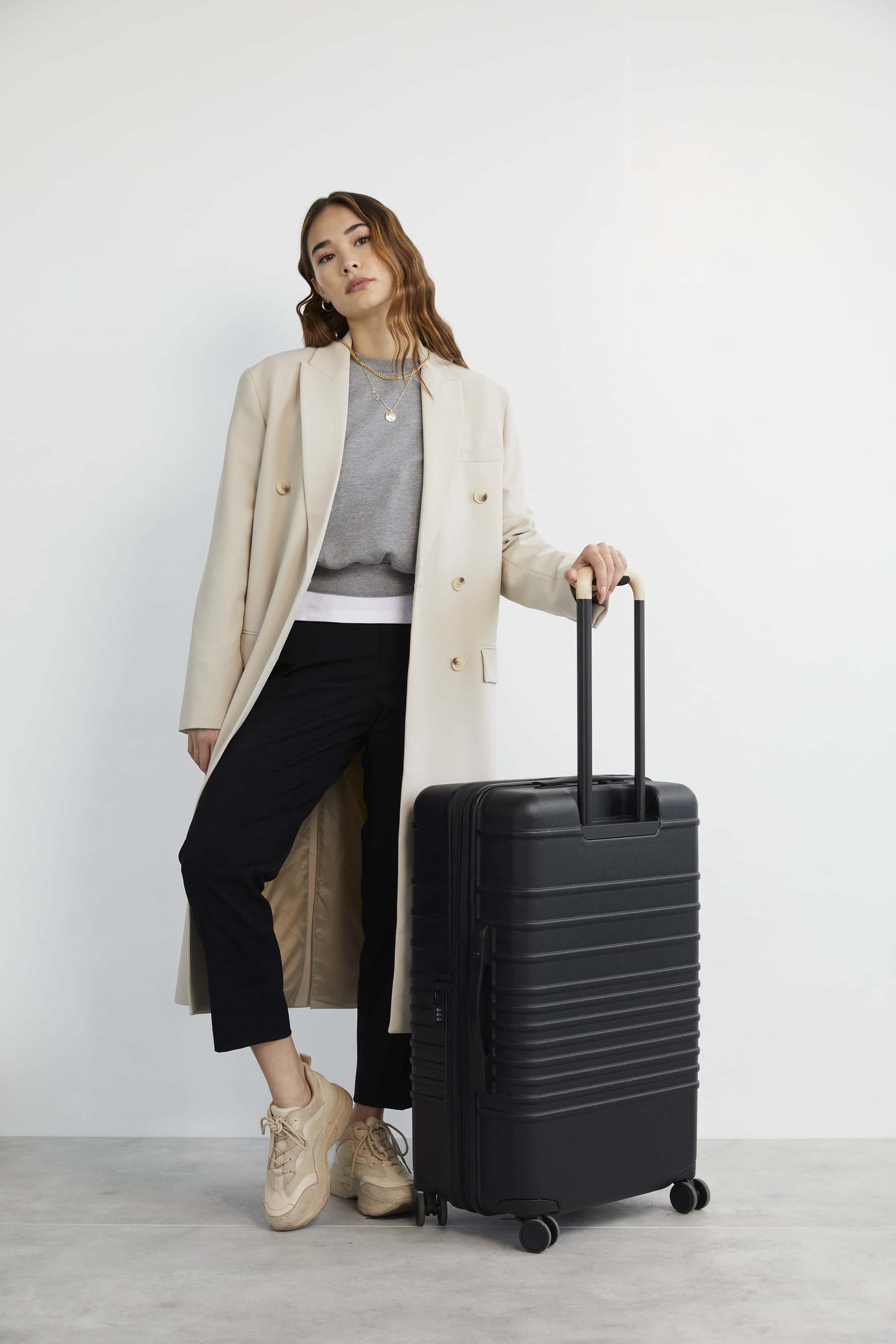 The Medium Check-In Roller in Black