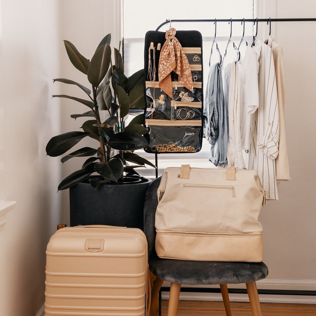 https://eu.beistravel.com/cdn/shop/articles/15_Stylish_Travel_Essentials_for_Women.jpg?v=1625110652&width=1100