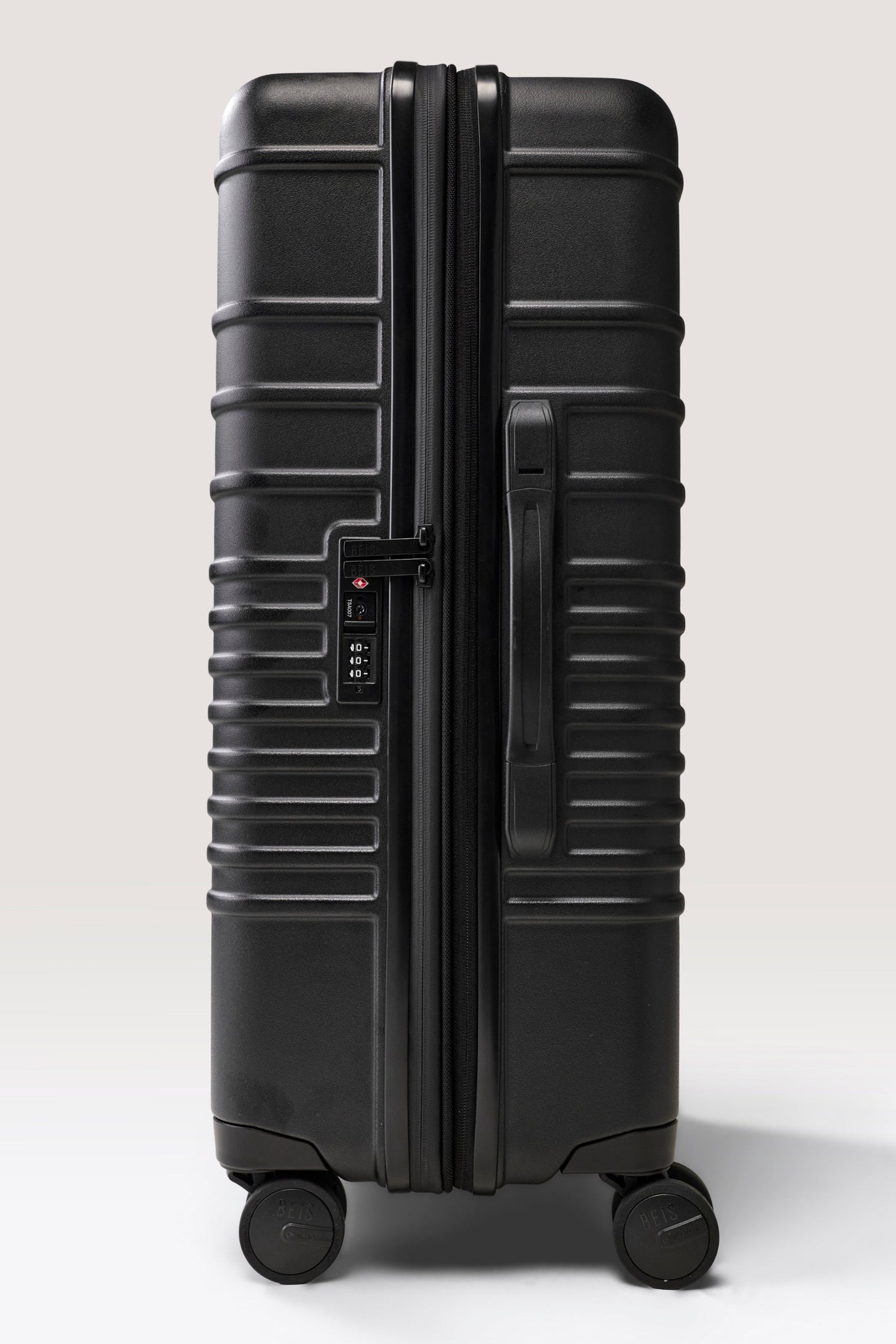 The Medium Check-In Roller in Black
