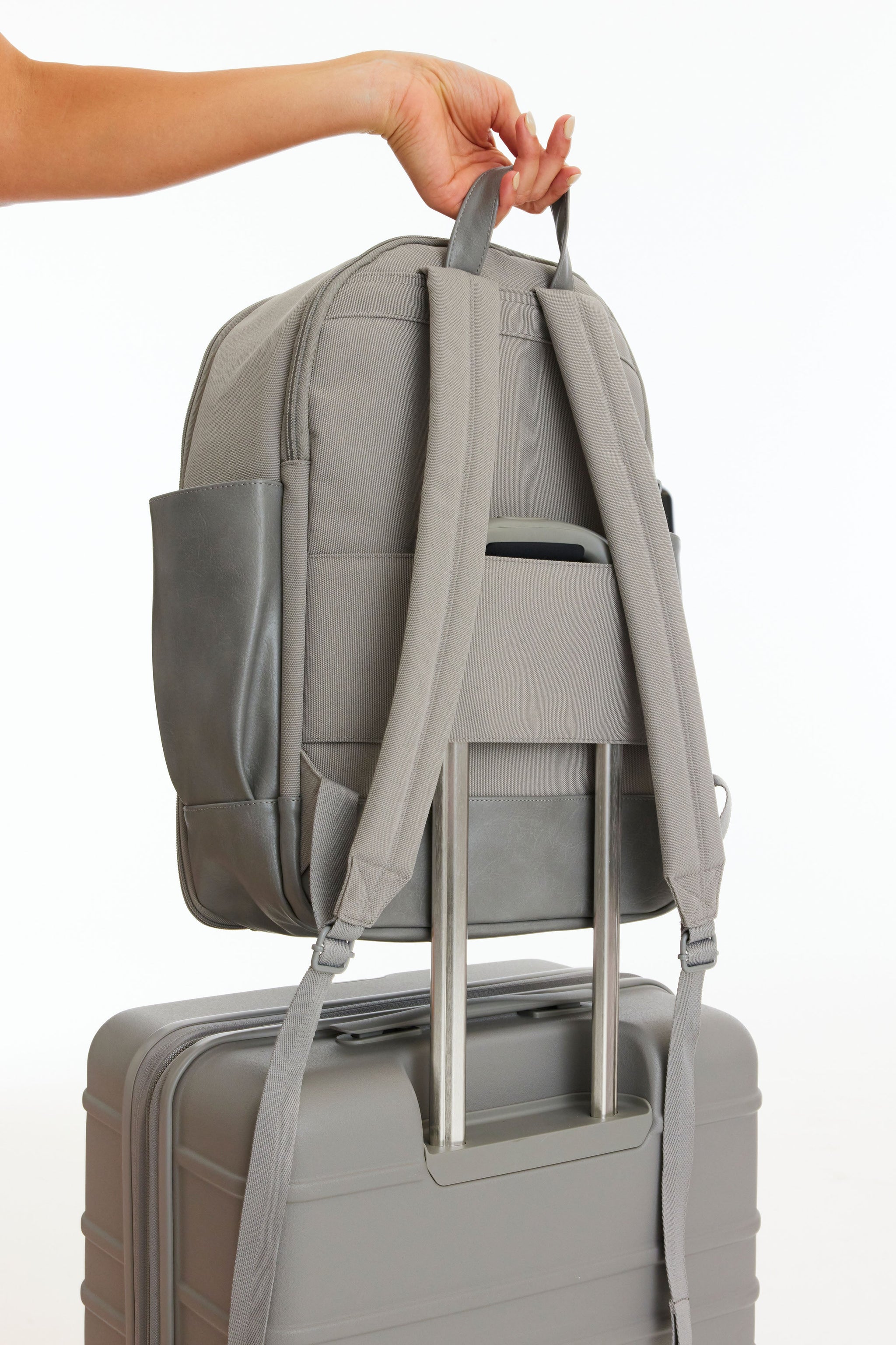 Béis 'The Backpack' in Gray - Gray Laptop Backpack For Work & Travel
