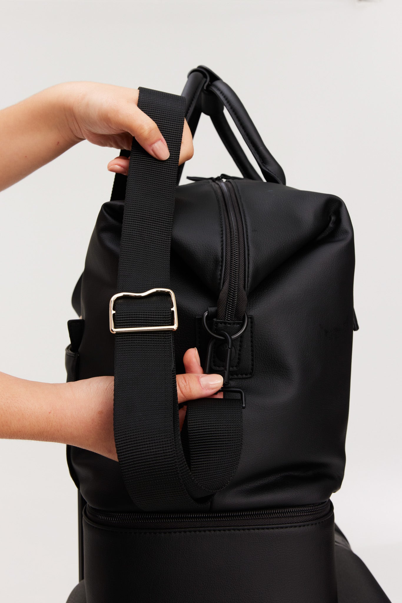 Béis 'The Premium Duffle' in Black - Black Vegan Leather Duffle Bag &  Cactus Leather Duffle Bag