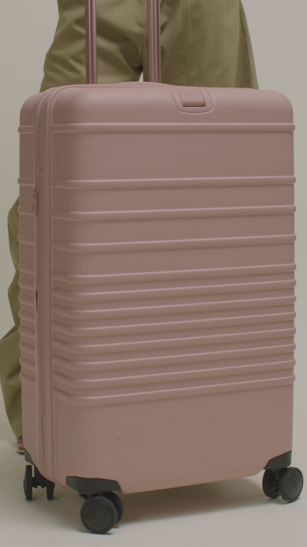 BÉIS 'The Medium Check-In Roller' in Atlas Pink - 26 in Pink