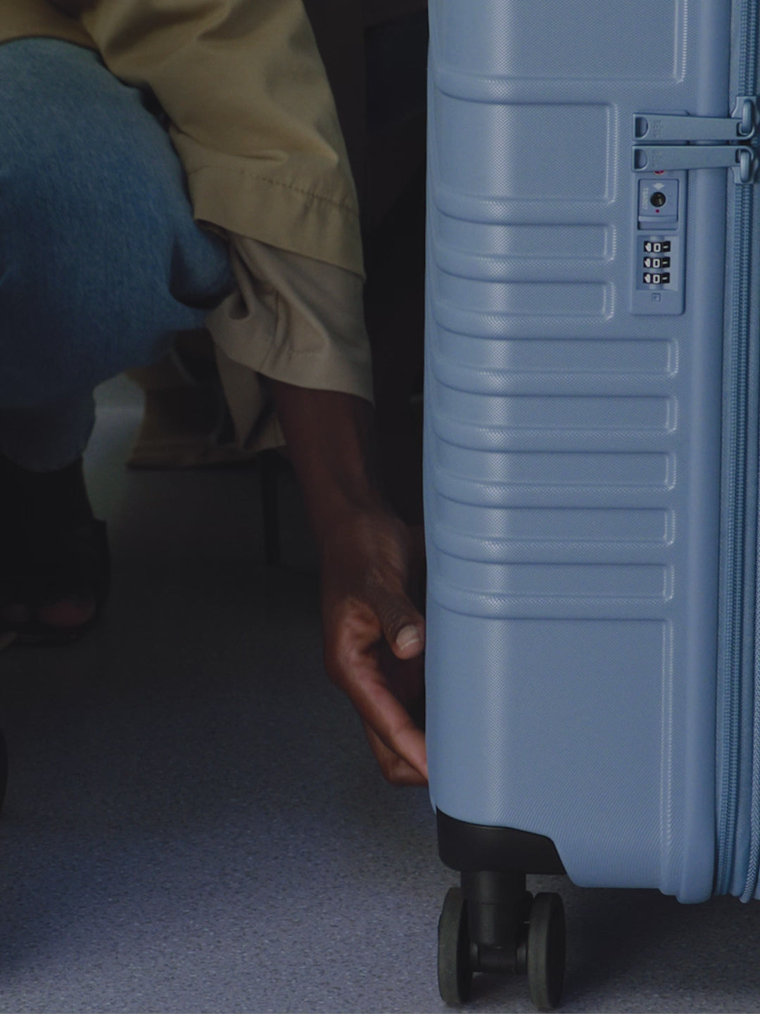 BÉIS 'The Hybrid Check-In Roller' in Dusty Blue - Blue Hybrid