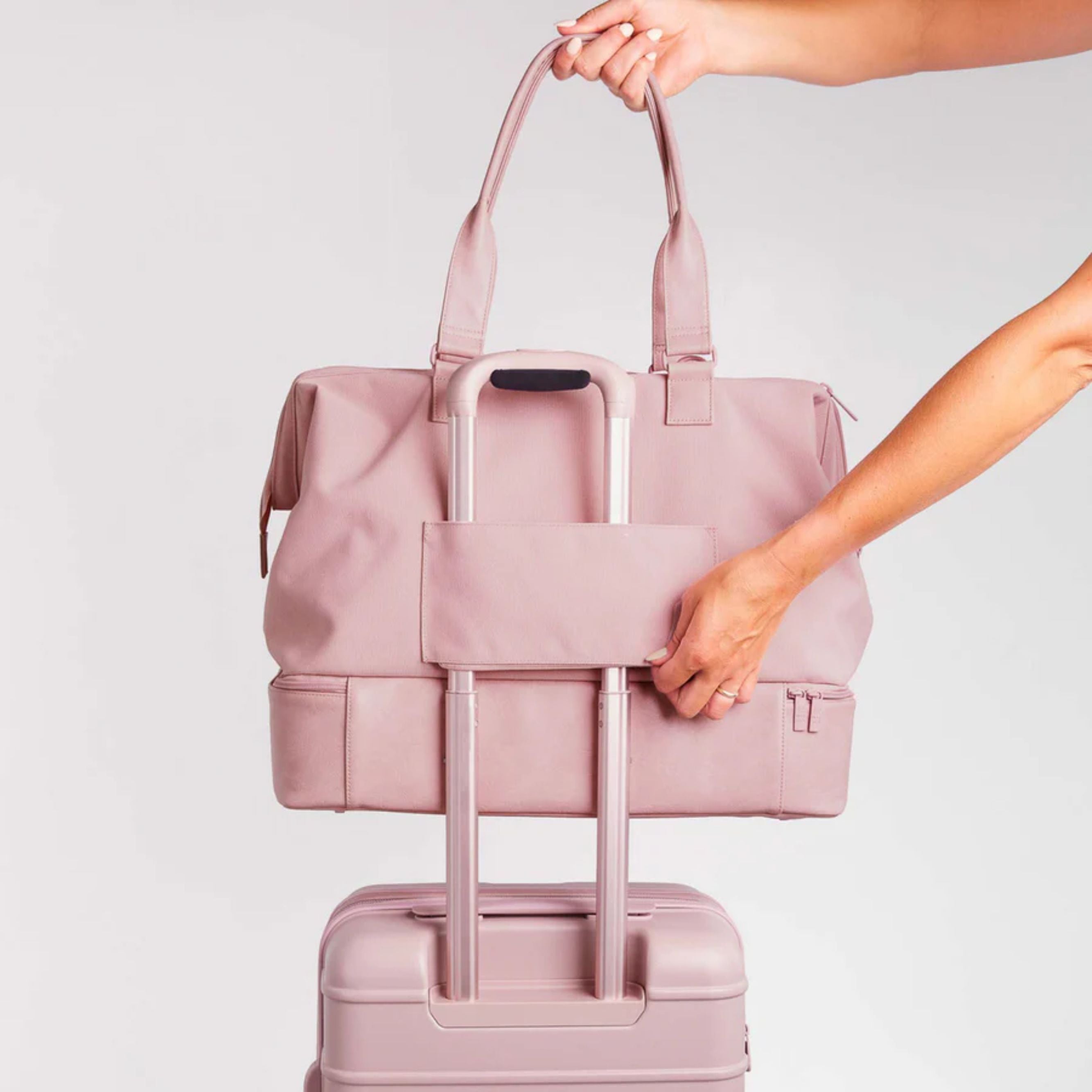 Away everywhere leather weekender selling bag pink