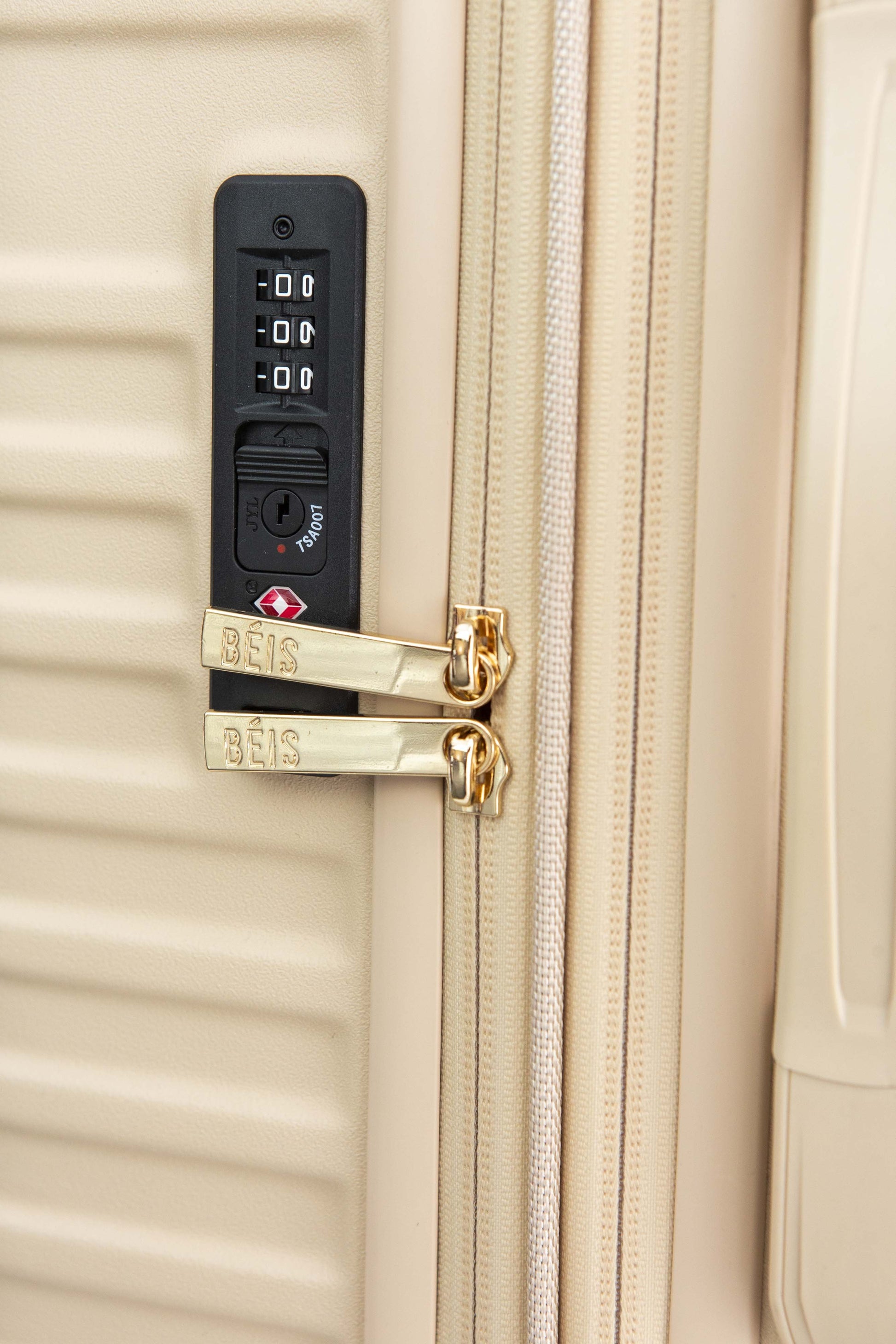 26" Check-In Roller Beige Zipper Lock Detail
