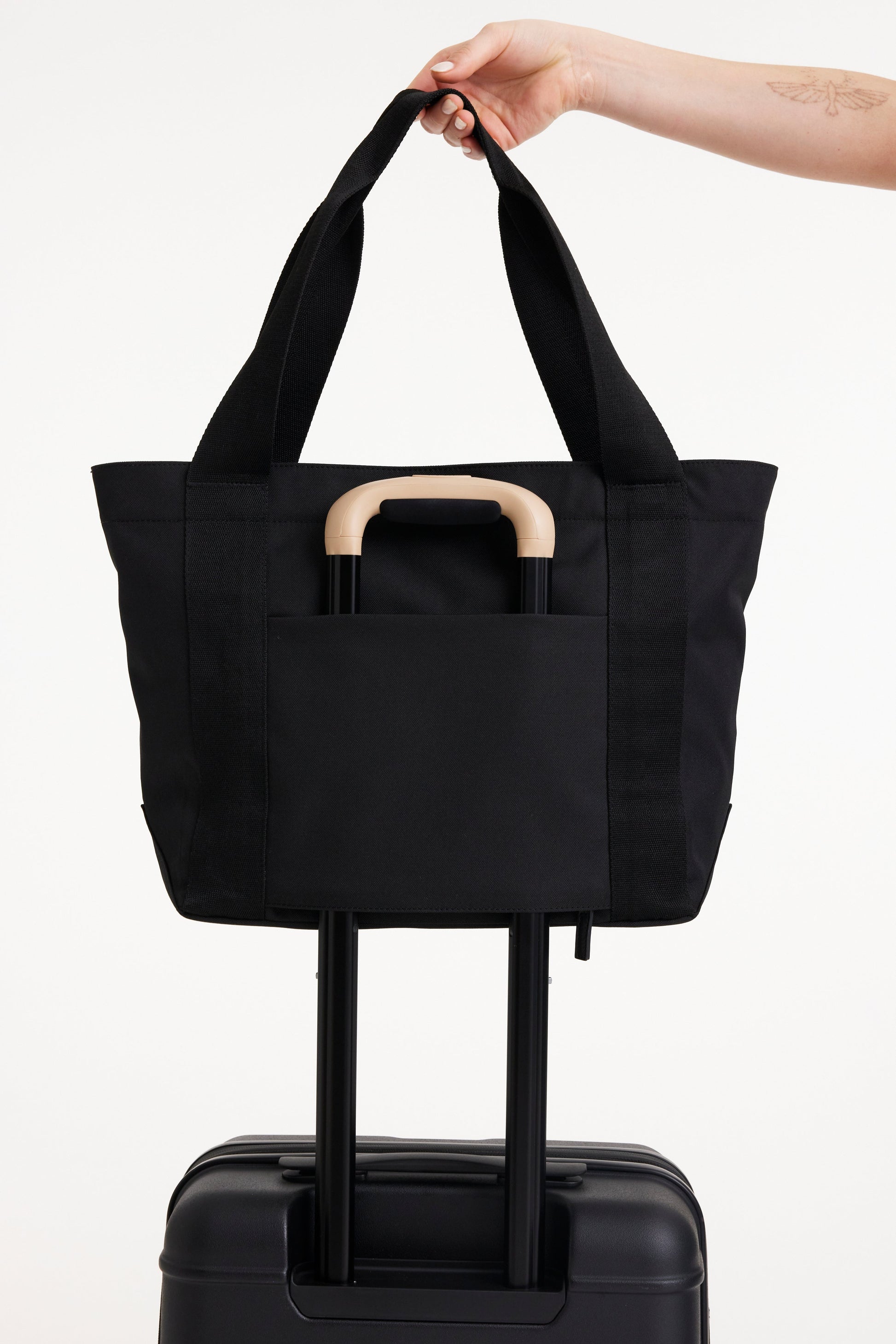 The BÉISics Tote in Black - Main Image