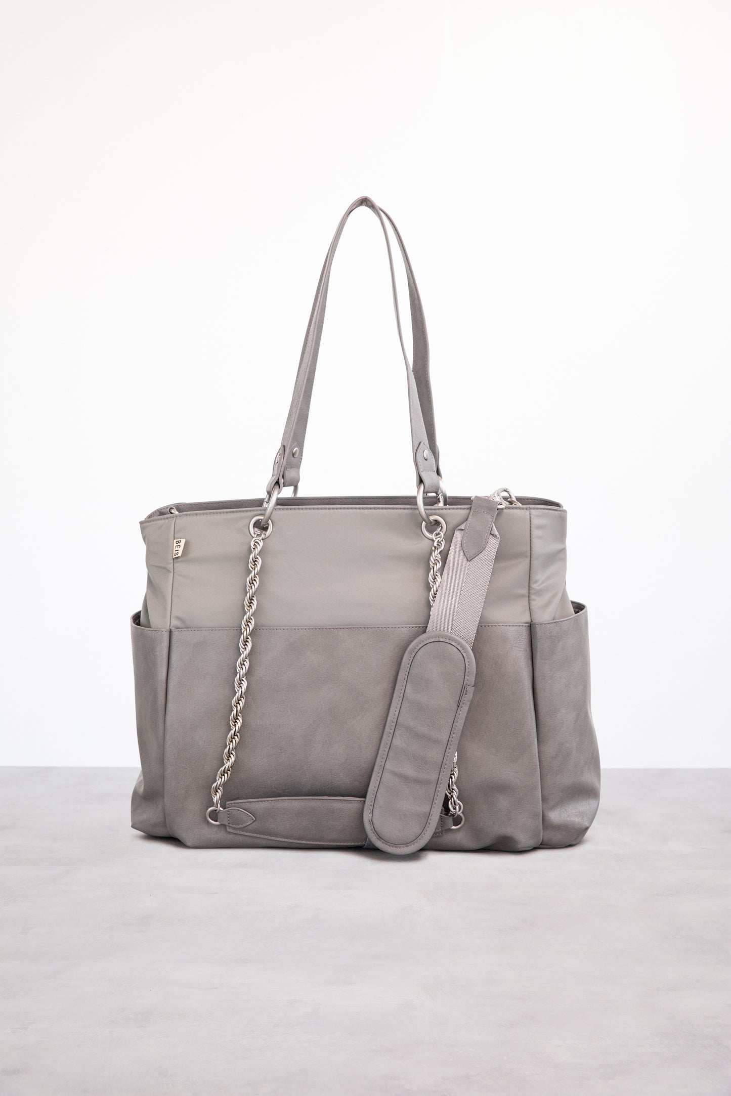 Le sac à langer en gris