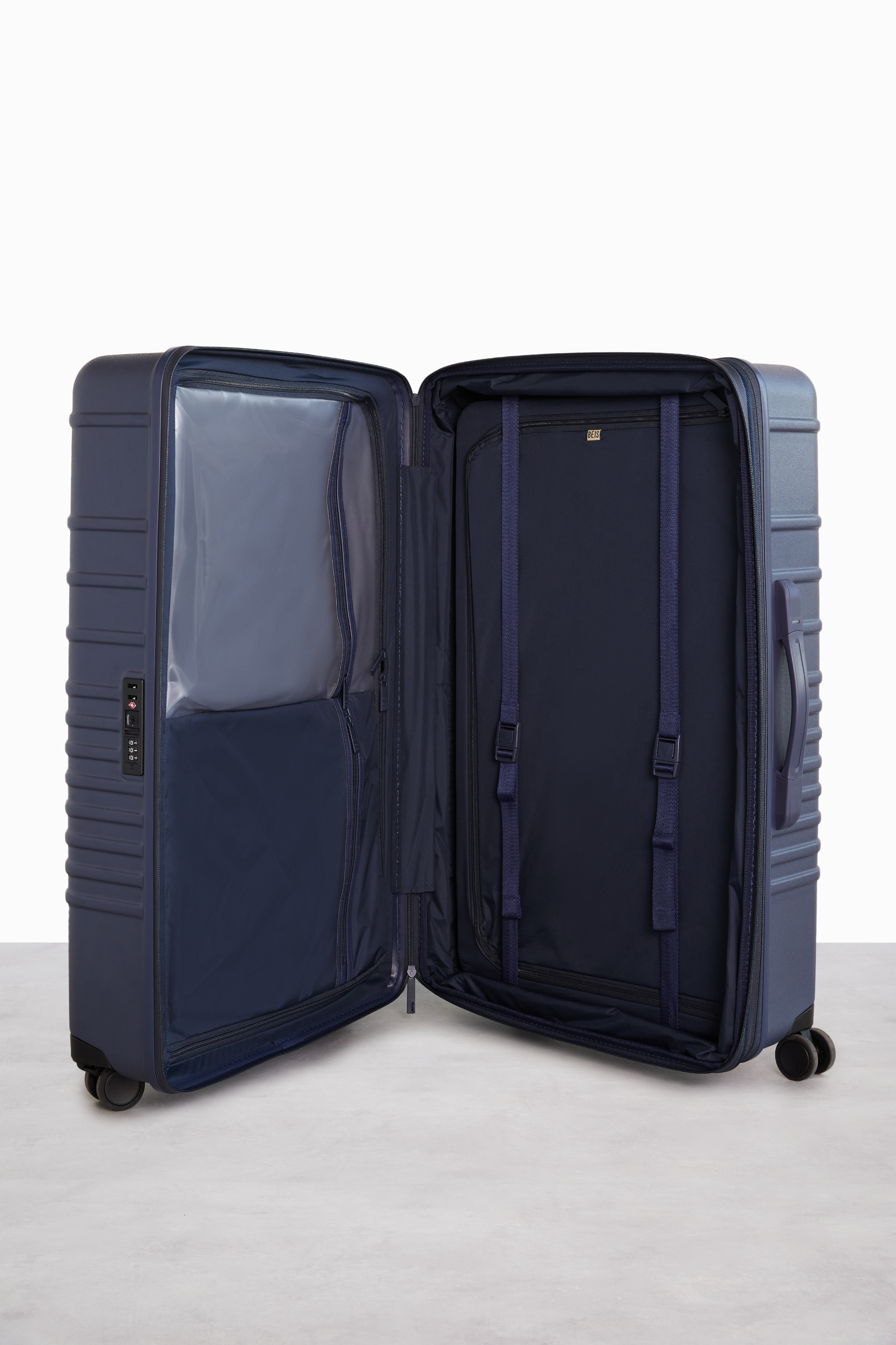 Béis The Large Check-In Spinner Luggage in Navy