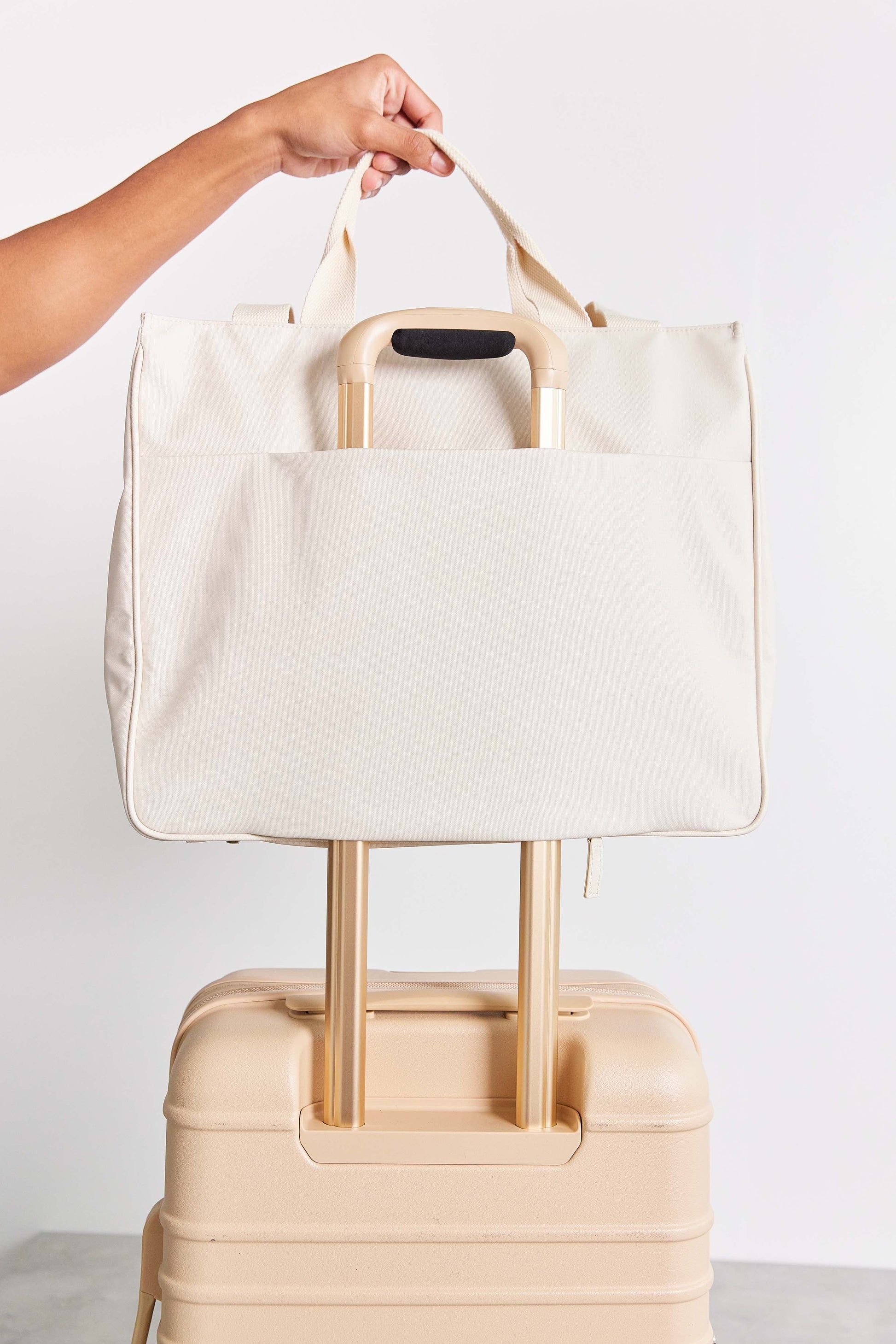 beis travel tote bag BÉIS 'The East To West Tote' in Beige