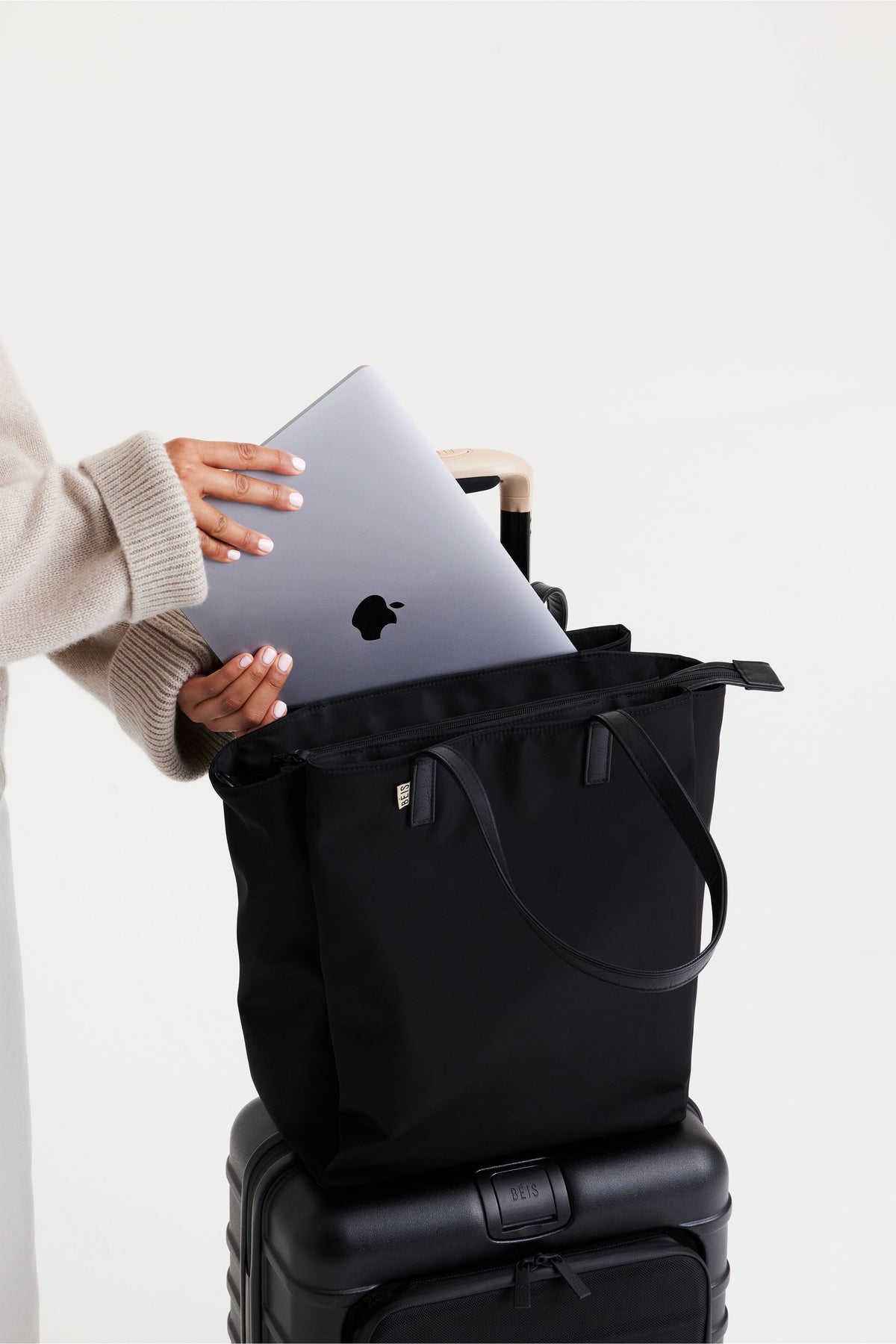Béis 'The Commuter Tote' In Black - Black Commuter Tote For Work & Travel